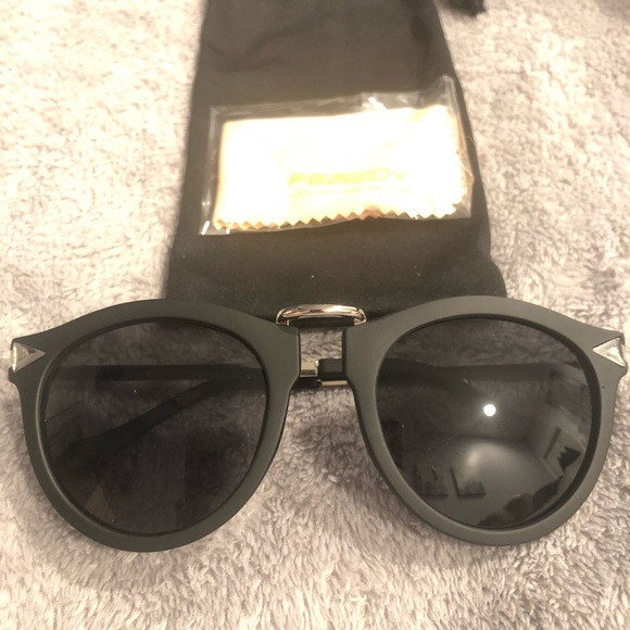 Vintage Arrow Black Rim Round Design Sunglasses - Picture 2 of 3